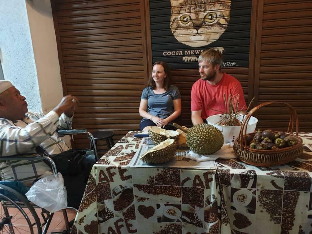 Cocoa Mews Cafe And Homestay Джорджтаун Экстерьер фото